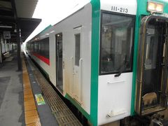 鳴子温泉で乗り換え。上り列車遅延により乗り換え客拾ってすぐ出発。