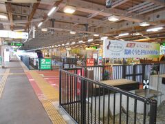 新庄駅に着いたのは14時45分ごろ。当然14時17分発の秋田行に乗れず・・・

この時点ではまだ15時38分発の秋田行に乗れば青森に到着できるはずだった。

それにしてもこの新庄駅でも電光掲示板などに事故情報や遅延情報一切なし・・・