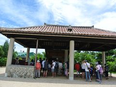 由布島での滞在の説明があります。
以下ＨＰより
由布島は西表島・与那良川から流れ出た砂の堆積でできた島です。
砂州を方言で「ユブ」と言われたように思われます。島名の由来になっています。漢字の「由布」は当て字です。
周囲２・１５㎞、１２ヘクタール、海抜１・５メートルの島です。
もともと無人の島であり、人が住み始めたのは竹富島・黒島の季節農家が西表島・与那良水田を耕作する際に、「マラリア」を防ぐため、蚊のいない由布島に仮住まいを建てて住んだのが始まりと言われています。