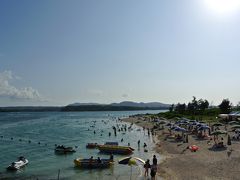 結構人が多くて浜辺は混みあってるんです。
ほとんど地元の人なんていないでしょうけど。
沖縄の人が海で泳がないなんて、言うけどホントにもったいないですよね。