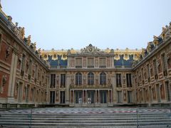 1789年6月23日夕刻、ヴェルサイユ宮殿は騒然としていた。親臨会議にネッケルが欠席したという噂を聞きつけ、多くの市民が宮殿に押しかけていたのである。
＝＝＝＝＝＝＝
「まさか罷免されたのではないだろうな」
「いや、俺はフランスから追放されたと聞いている」
「馬鹿な、ネッケル様なくしては、フランスは立ち行かんぞ」
「ああ、こんな出鱈目をやられて、王さまに抗議しないでいられるものか」
パリの巷で囁き合い、そうするうちに誰とはなしに動き始めた群衆は、自然と数を増やしながら、大挙してヴェルサイユに乗り込むことになったようだった。
＝＝＝＝＝＝＝
この騒ぎは、宮殿のバルコニーに王とネッケルが一緒に姿を見せたことで歓呼の叫びに変わった。
＝＝＝＝＝＝＝
救われたのか。と、ロベスピエールは自問した。第三身分は救われたのか。国民議会は救われたのか。圧倒的な暴力に今にも押し潰されんとしていた希望が、まるで魔法にでもかけられたかのように、一瞬にして絶望の枷が外されたのか。
＝＝＝＝＝＝＝
6月27日、第一身分議員と第二身分議員は国民議会への合流を勧告される。7月7日には憲法制定国民議会が発足し、第三身分の要求は全面的に通ったかに見えた。巷では「革命はなった」との言葉が飛び交うようにもなっていた。
しかし、急転直下の展開を見せる。
ヴェルサイユに止まらずパリでも相次ぐ騒擾が起きていたため、国王は議会を守る為という口実で、ヴェルサイユに軍隊を集めたのである。そして7月11日、ネッケルが国王から罷免される。
再びの危機を迎えた第三身分議員であったが、次の異変はパリで起きた。