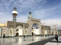 5分ほどでガイドが来て、イマーム・レザー廟敷地内へ。どこを見たいか入口で聞かれたので、廟の外を一通りとメインの博物館&絨毯博物館をリクエスト。基本的にガイド同伴での行動になります。まあ見張りですね。

イマーム・レザー廟外観。なんだか綺麗すぎて物語の中の風景のよう！でも加工なしでこれだから、本物はもうそれはとてつもなく美しい。残念ながらガイドと一緒の際は外部立ち入り不可。