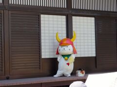 彦根城博物館の前ではひこにゃんが登場！　やはり大人気で写真を撮る人だかりが。