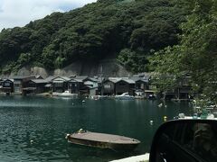 天橋立の前に、伊根の方まで足をのばしてみました。
連れが、舟屋の風景が見たいというのです。