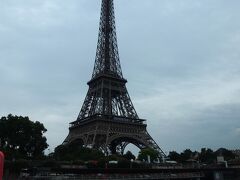 ３日目はセーヌ川クルーズから始まりました。VEDETTES DU PONT-NEUFのセーヌ川クルーズを選択しました。すれ違う船が結構混んでいたり、アジア人が多い感じがしましたが、ここはヨーロッパ系のお客さんばかりで雰囲気ともにパリを満喫できました。