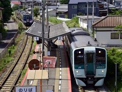 高徳線のローカル列車は池谷駅に到着