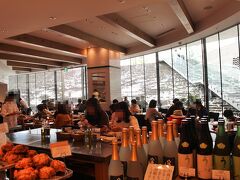 DEAN & DELUCAも、水辺の癒しが十分に感じられる素敵な空間。