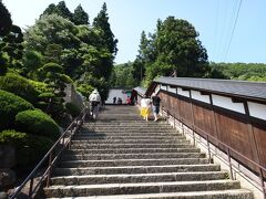 いよいよ山寺、立石寺へむかいます
まずは根本中堂から
ここも階段
この後、ハードな階段が待ち構えているのに…