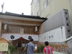 すぐ近くの神社へ。

縁結びの神様ですって。