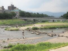 出町柳駅を降りてすぐのところにあるという「鴨川デルタ」。
せっかくなので立ち寄ってみました。