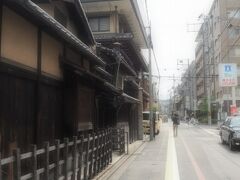 荷物を預けたら最初の目的地、下鴨神社へ。
祇園四条駅を目指して蛸薬師通りをテクテクと・・・雨があがったばかりなのか異常に蒸し暑い！！