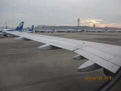 17：45　羽田空港に着陸

　　　　まだ外は明るい。雨も降っていない。