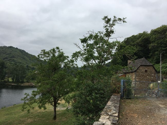 そろそろConques（コンク）が近いかな？<br />大きな川の脇に民家。<br />石の壁に、石を削いで平らにしたものを屋根にした家屋。