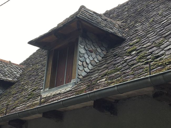 屋根に突き出た窓、脇もウロコ型の石を貼っています。