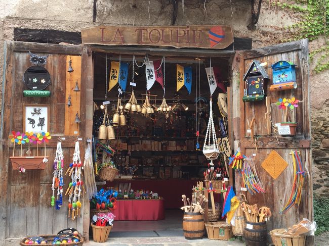 カフェや土産物店が並んでいました。