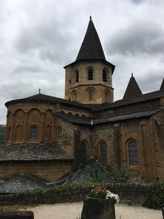 こちらも屋根は石で、独特な形<br /><br />