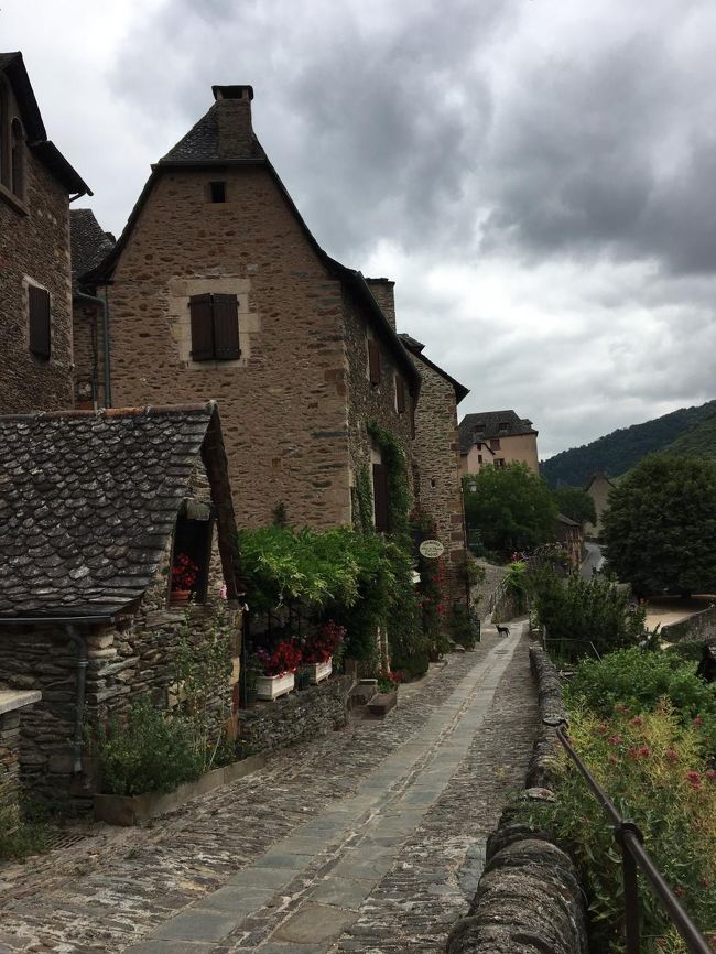 石畳、中央は水はけの為に窪んでいます。