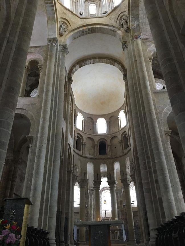 内部は派手さはなく、落ち着いた感じ