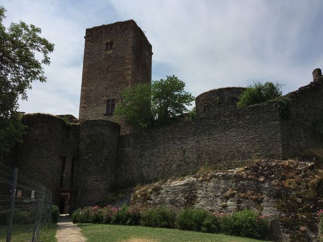 Chateau de Belcastel<br />入口で英語版の解説書を貸してくれます。<br />（パンフレットもあります）<br />解説書はより詳しく１冊のファイルになっています。