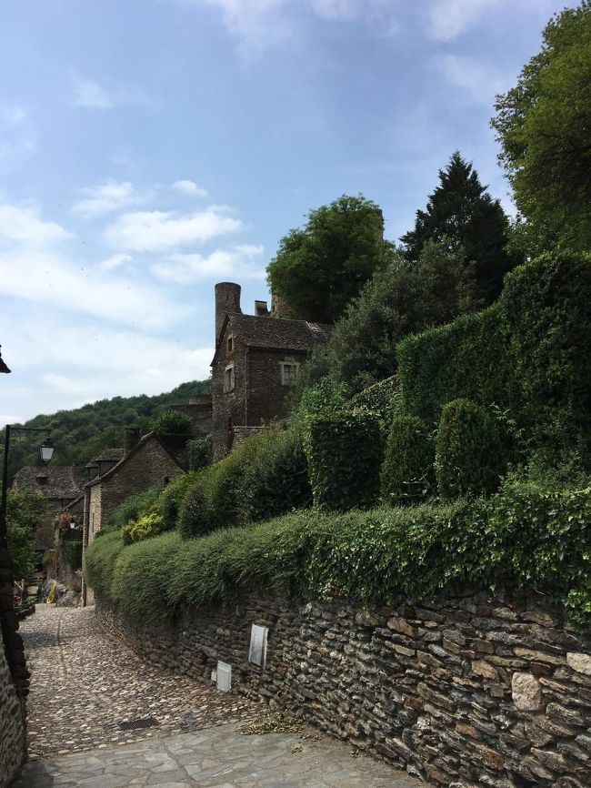 さて城を出て散策します。<br />城は高い場所にあり、村は川に向かって下ります。