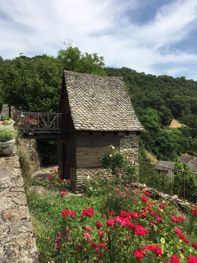 何か不思議<br />小屋の二階部分に渡りがあり、石畳の道へ出られます。