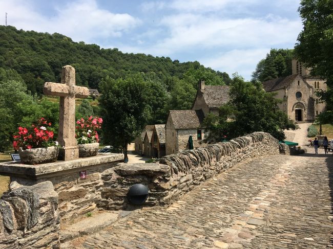 川向うにも点々と家があり、教会が見えました。