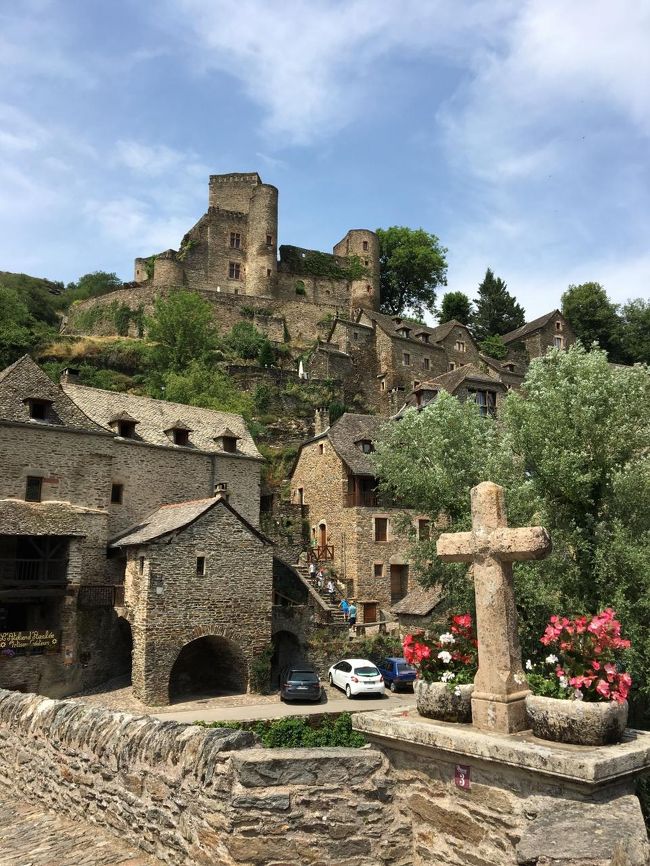 振り返ると先ほどの城が堂々と建っていて<br />村を見守っている様に見えました。