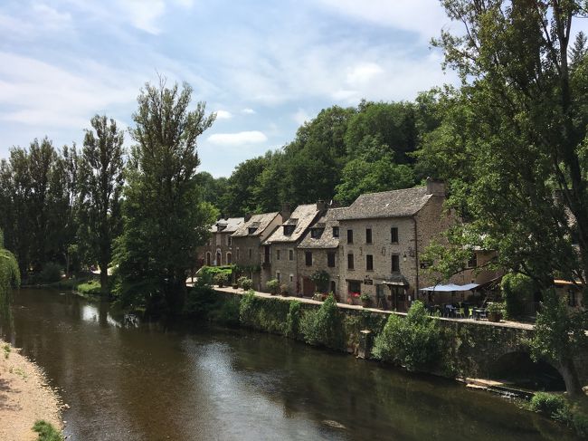 川沿いにはカフェが並んでいました。
