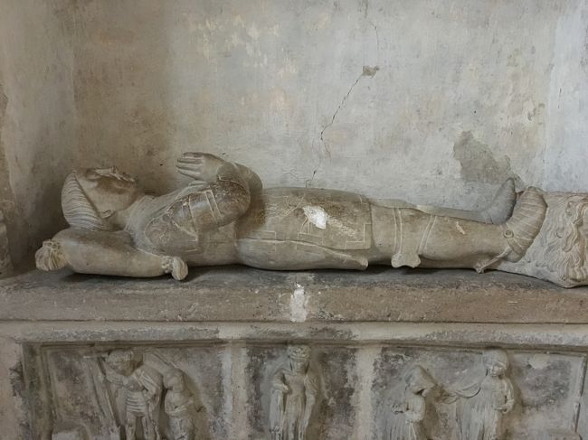 横になった石像