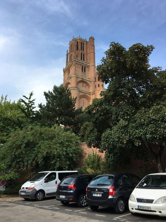この日最後の立ち寄りの街<br />Albi（アルビ）写真は駐車場から<br />Sainte-Cecile Cathedral of Albiを見たところ。<br />（沢山駐車場があるので、停めた所を間違えない様に・・・）<br /><br />https://www.albi-tourisme.fr/<br />