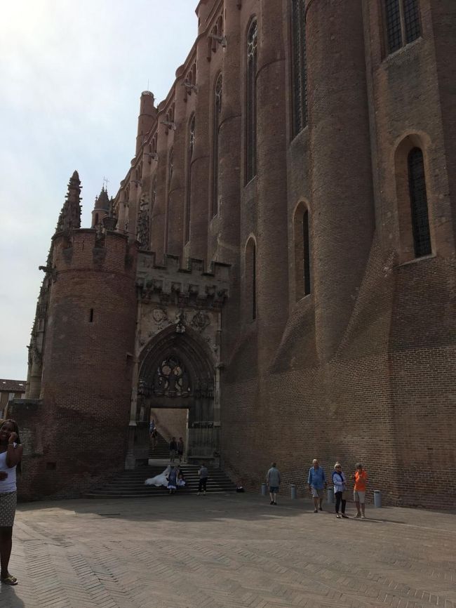 先ほどの内部写真は、外観の小窓部分でした。<br />なので、その一つがあれだけの装飾と言う事は<br />どれだけの年数で建てられたのか想像もつきません。<br /><br />https://www.albi-tourisme.fr/fr/la-cathedrale-sainte-cecile-albi.html