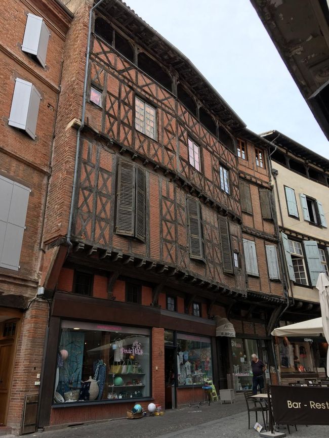 路地にはレンガと木材を使った建物が見られます。