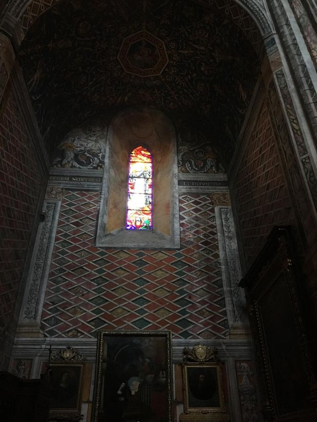 正面の写真は上手く写っていなくて、コレは左右にある一部<br />幾つかあって、一つ一つが違う絵柄でした。