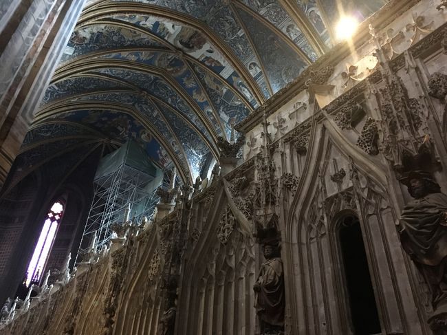 内部はとても美しい装飾でした。