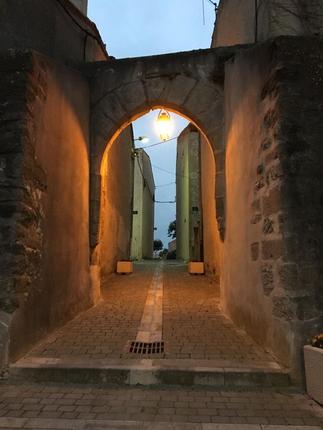 宿泊地、Alaigne（アレー二ュ）に到着<br />見落としそうな小さな町です。<br />町の中心部の入口<br /><br />