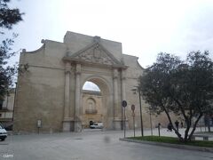 北の入口はナポリ門。

地元レッチェで採れる石、ピエトラ・レッチェーセで出来てるんだって。
