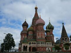今日はモスクワ市内観光が中心。
まずはじめに、聖ワシリイ大聖堂（聖ワシリー寺院）。

これぞ！想像していたロシアの玉ねぎ寺院だ～！！

バスを降りたところは裏側みたいだけど、そんなの気にせず写真撮りまくり。
ガイドさんに「こっち裏側だから」「表の方が素晴らしいから行くよ」と何度も声かけられるみんな。