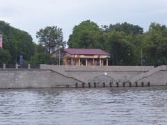 ゴーリキー中央公園(Gorky Central Park of Culture and Leisure)の緑に覆われた船着き場です。夕方の時間も遅いので、人影はありません。