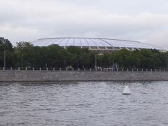 反対側にドーム状の大きな建物が見えます。ルジニキスタジアム(Luzhnik Studium)です。各種のスポーツイベントが開催される場所です。