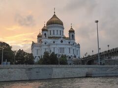 夕映えを背に見事な教会が見えてきました。救世主ハリスト大聖堂で、ロシアを代表する教会と言われています。