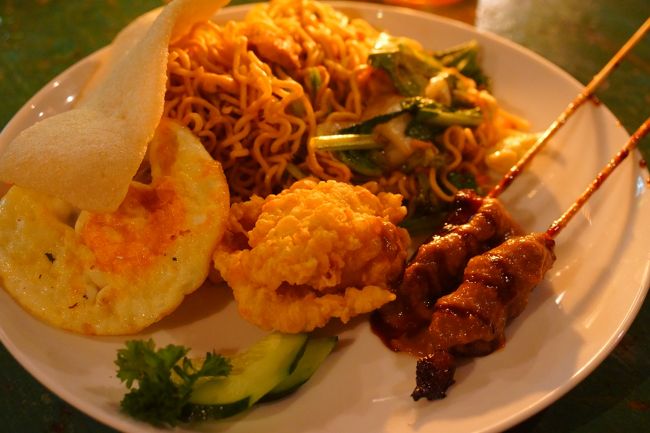 GA羽田ーデンパサールにてバリへ。<br />17時頃空港に着き、アメッドへ。<br />3時間掛かるので、途中サヌールの「Warung Coconut Tree」で夕食を食べてから向かいました。<br />食事の時間を除き、空港から3時間掛かってアメッドに到着しました。