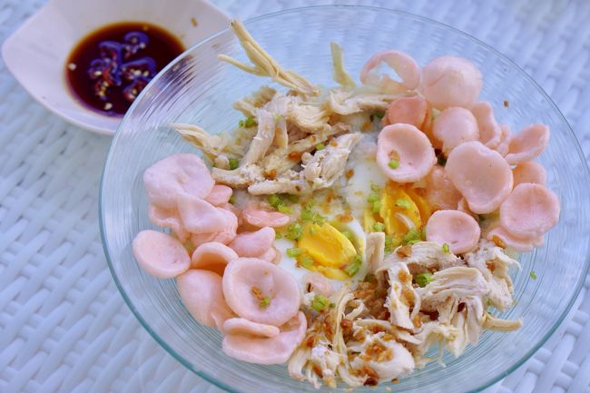 朝はまず、選べる朝食から。<br />バリのおかゆ、ブブール・アヤム、ここのは具だくさんでおいしいんですよ。