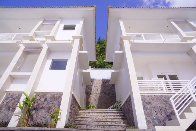 プールから見た4室のビーチルーム。<br />向かって右上が今回泊まった「L2」