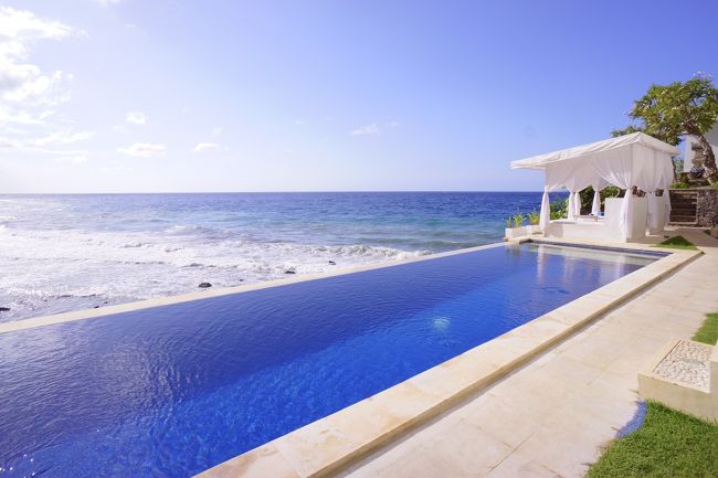 青い空、青い海、青いプール！<br />これが本当のインフィニティープール！<br />海につながる細い階段があるだけで、本当に海からすぐですよ。