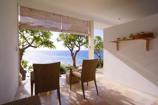 ここは海を眺めながらクリームバスが受けられるんですよー！<br />写真右側には、個室のスパルームもあります。