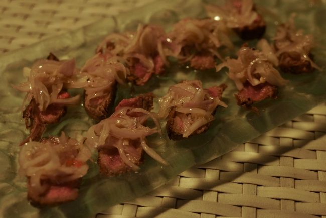 牛タタキ、バリの薬味、サンバルが載っています。<br />日本食も、インドネシア料理も、西洋料理もあって、どれもおいしいんです。<br />こうして1日がゆっくり終わっていきます。