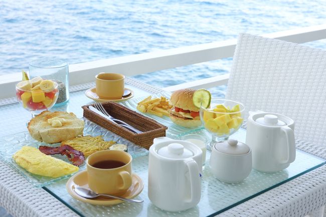 翌朝、2回目の朝食です。<br />フルーツたっぷり、ボリューミーブレックファースト！<br />ここではアフタヌーンティーサービスがあるので<br />朝食をしっかり食べて、午後アフタヌーンティーをいただいて<br />早めの夕食を取る、1日2食生活になっちゃいます。