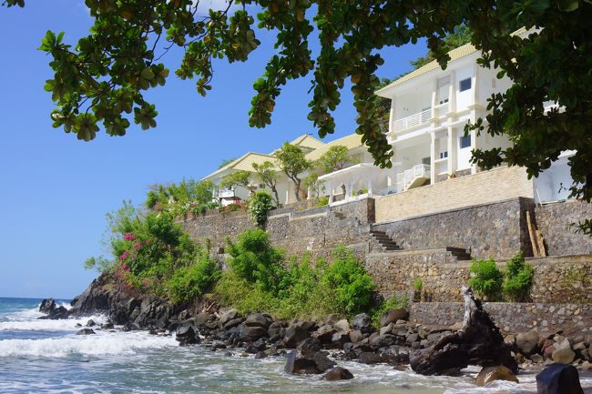 この日は、プールの横の階段を下り、ビーチに降りてみました。<br />この右側にあるのがアクアテラスです！