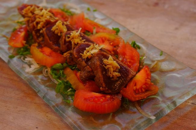 この日は鰹のタタキがありましたよー！<br />その日によって、入るお魚が違うみたいです。<br /><br />今日も良かったねーと話しながら、おいしい食事をいただき<br />食べ終わったら歩いてお部屋へ帰ります。<br />スパ後にお風呂に入っちゃってるので、夕食後にそのまま寝れる幸せ！<br />日がくれたら寝て、日が昇ったら起きるという<br />超健康的なノンストレス生活です。