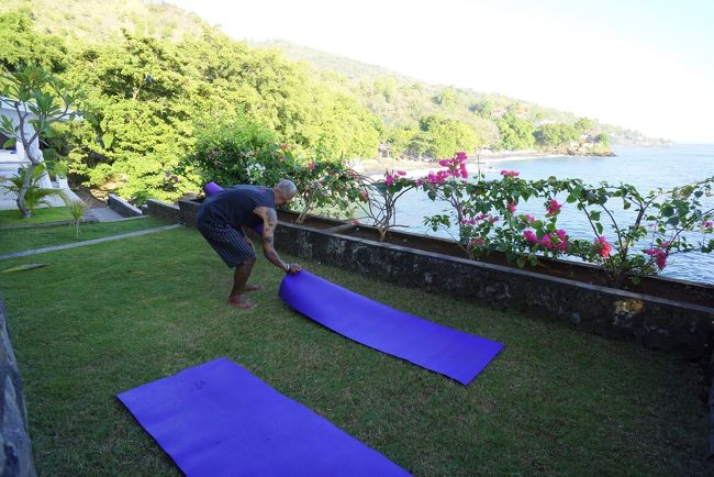 翌朝は早く起きて、お願いしていたヨガレッスン！<br />オーナーさんの親戚の方で、以前にも何度かお願いしている先生です。<br />以前は近くの洞窟奥のヨガスペースで行ったのですが<br />朝支度をしていると、先生がこっちに来ててびっくり。<br />気持ちいいからここでやろう！と、プール横の芝生スペースで1hのヨガ。<br />シャバーサナの時の波の音、気持ちよかった～